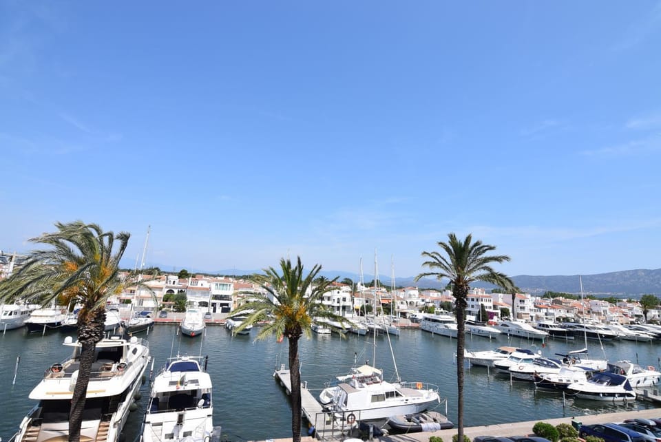407-Apartamento vistas canal Apartment in Alt Empordà