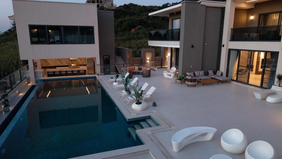 Seating area, Swimming pool, sunbed