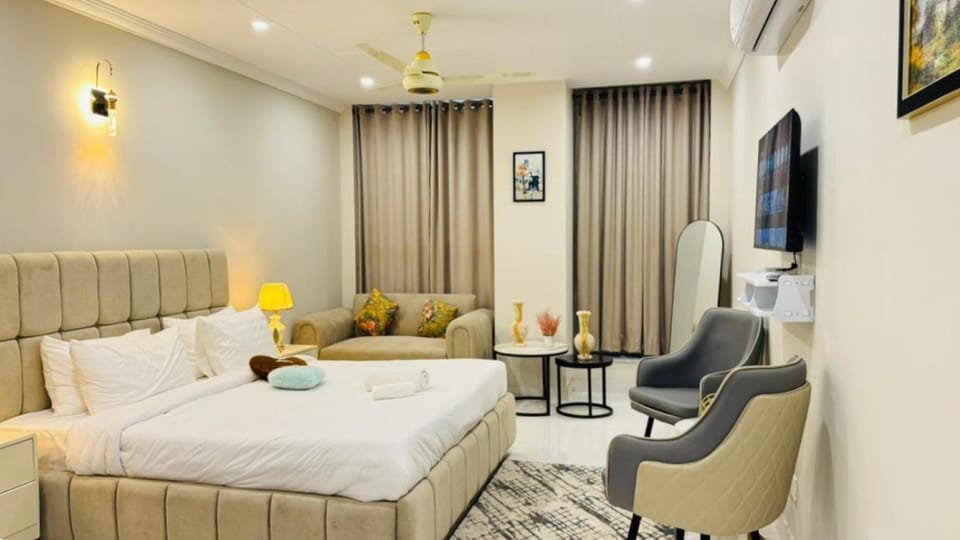 Bed, TV and multimedia, Bedroom