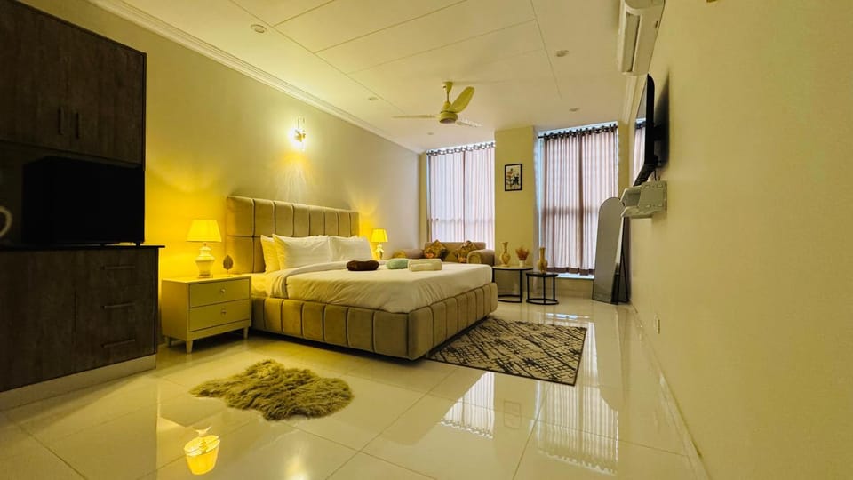 Bed, Kitchen or kitchenette, Seating area, Bedroom, heating, microwave, air conditioner