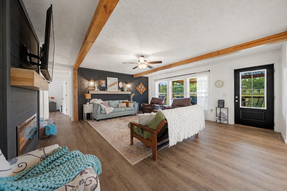 TV and multimedia, View (from property/room), Living room, Seating area, fireplace