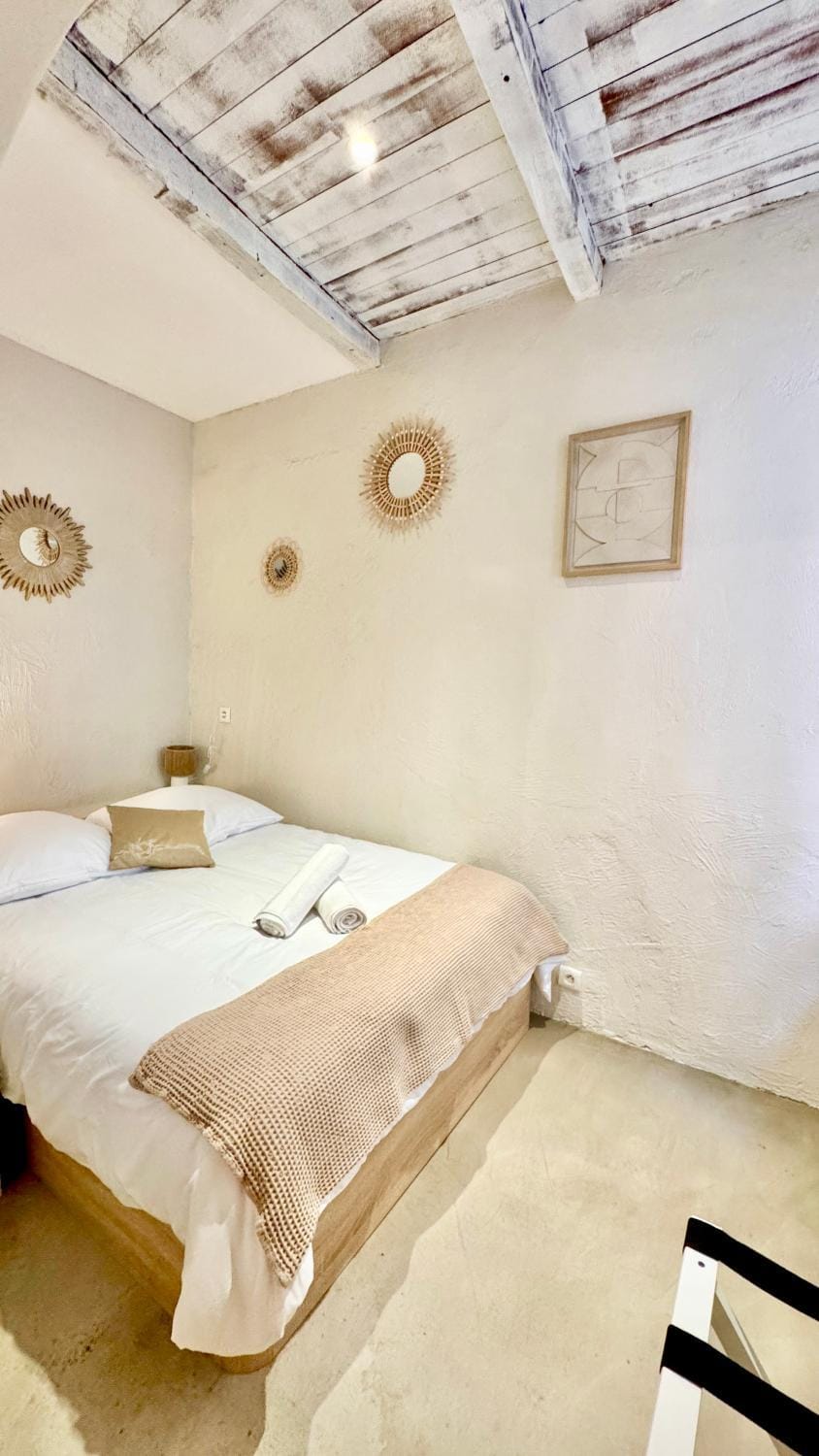 Bed, Photo of the whole room, Bedroom, towels