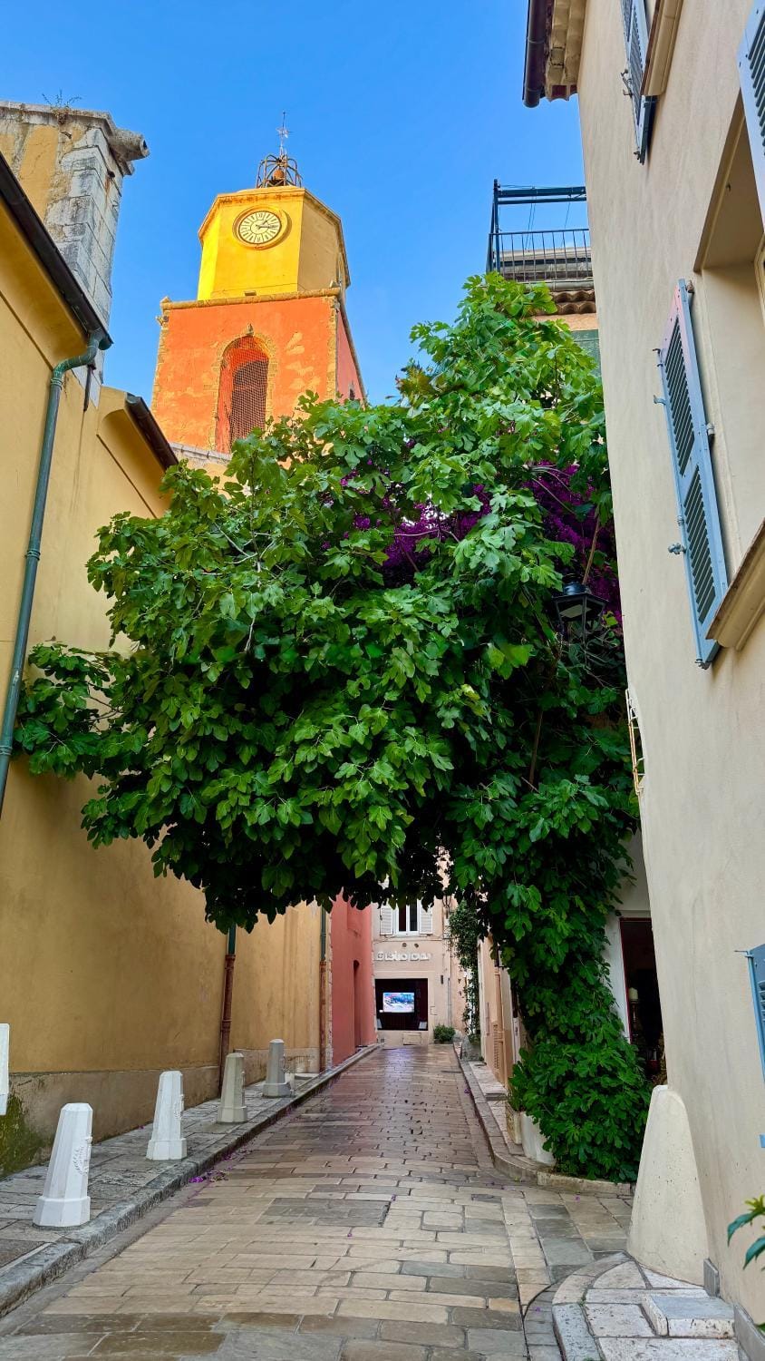 Neighbourhood, Location