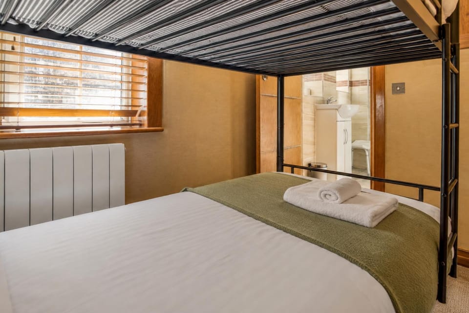 Bed, Day, People, People, Bathroom, Bedroom, Guests, Guests, Area and facilities, Area and facilities, Time of day, group of guests, bunk bed, Family, furniture, hair dryier, heating, heating, internet, internet, storage, towels, wardrobe, air conditioner, air conditioner