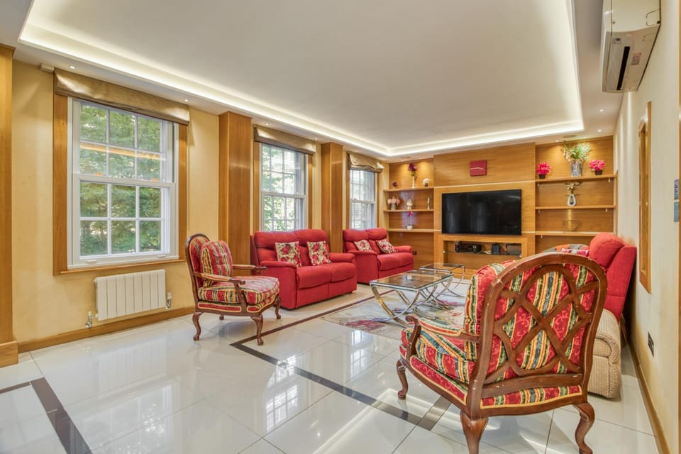 People, People, TV and multimedia, Living room, Photo of the whole room, Seating area, Evening entertainment, Guests, Guests, Street view, Street view, Area and facilities, Area and facilities, group of guests, Family, Quiet street view, furniture, heating, heating, internet, internet, air conditioner