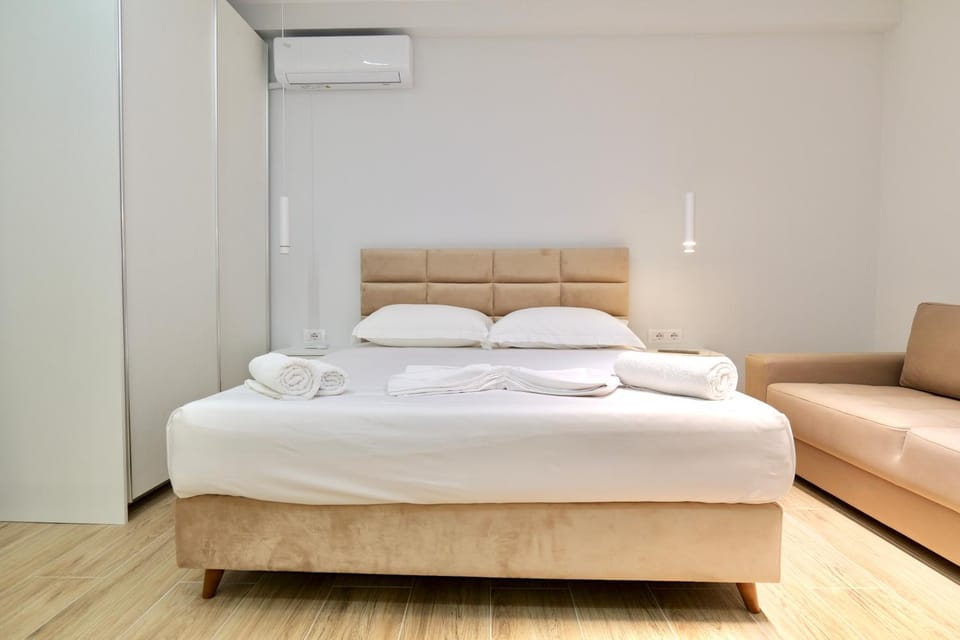Bed, towels, air conditioner