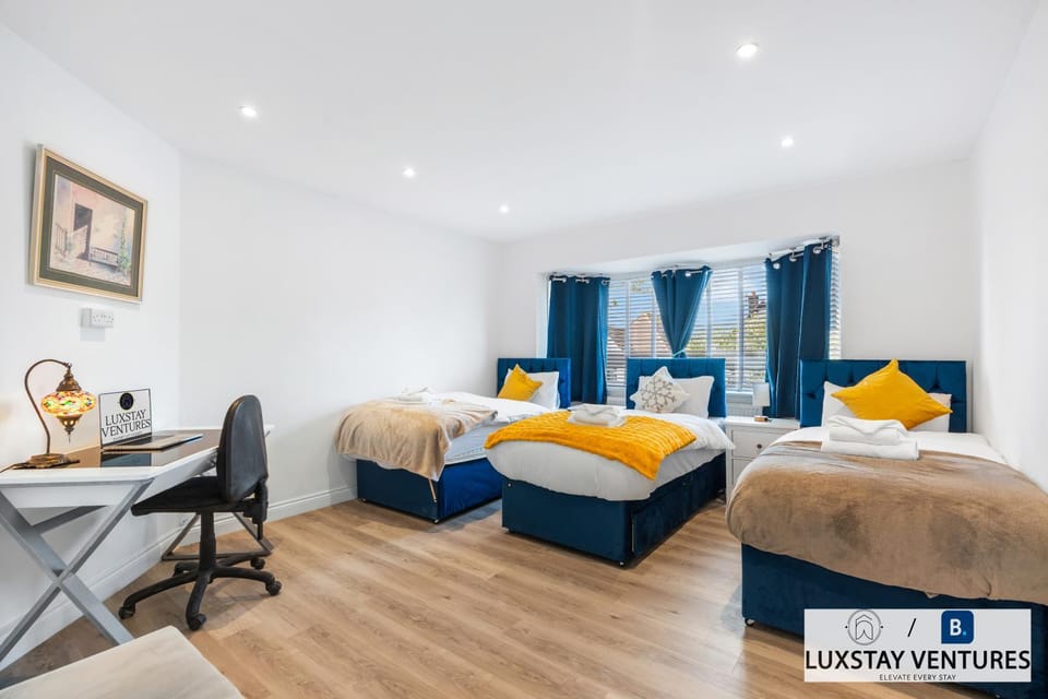 Bed, Living room, Photo of the whole room, Seating area, Bedroom