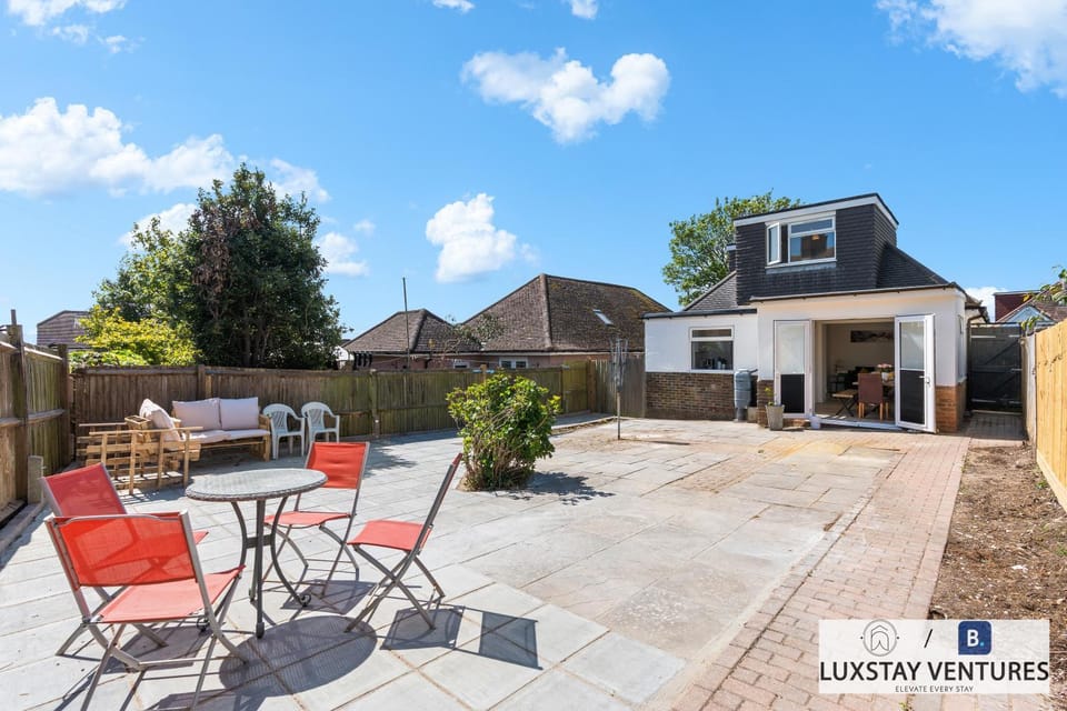 Property building, Patio, Day, Garden, Seating area, Dining area