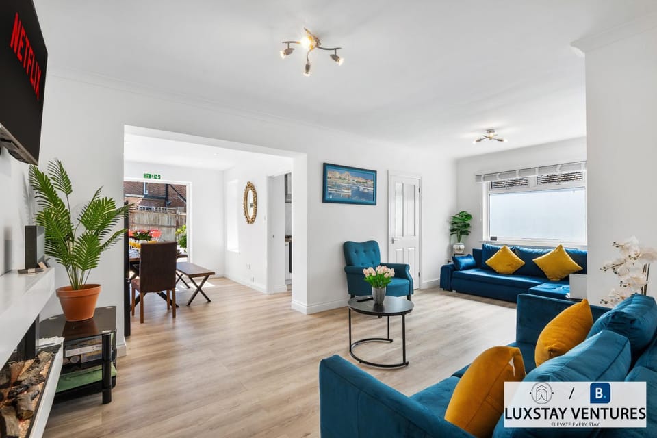 TV and multimedia, Living room, Seating area, fireplace