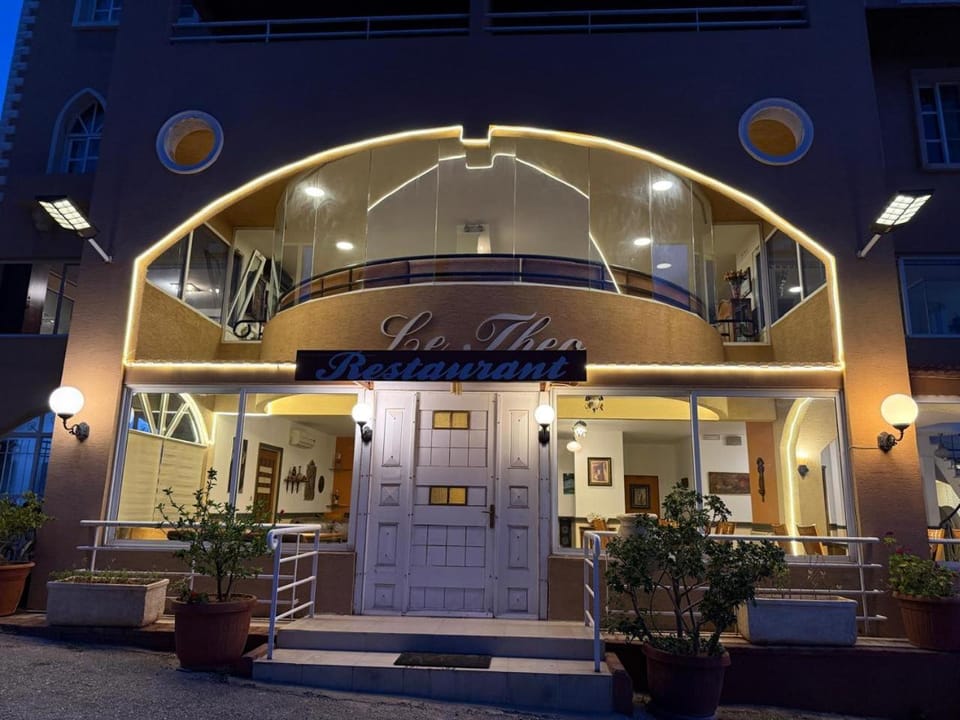 Restaurant/places to eat, Facade/entrance