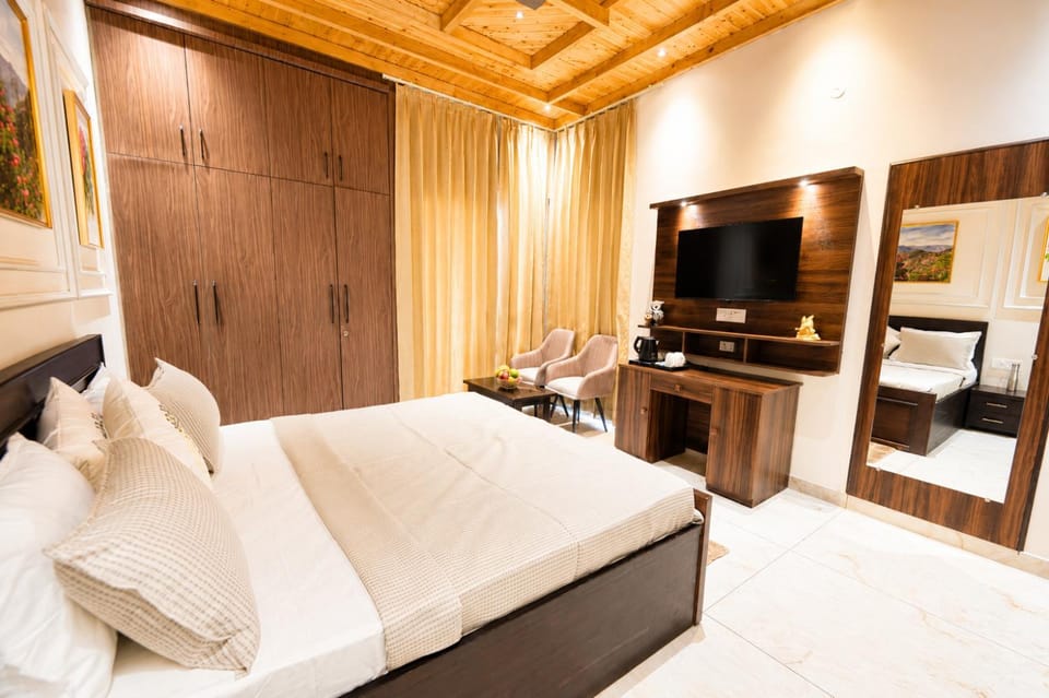 Bed, TV and multimedia, wardrobe