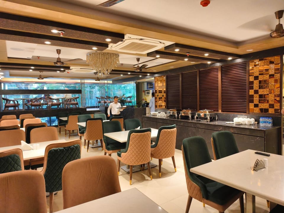 Restaurant/places to eat, Seating area