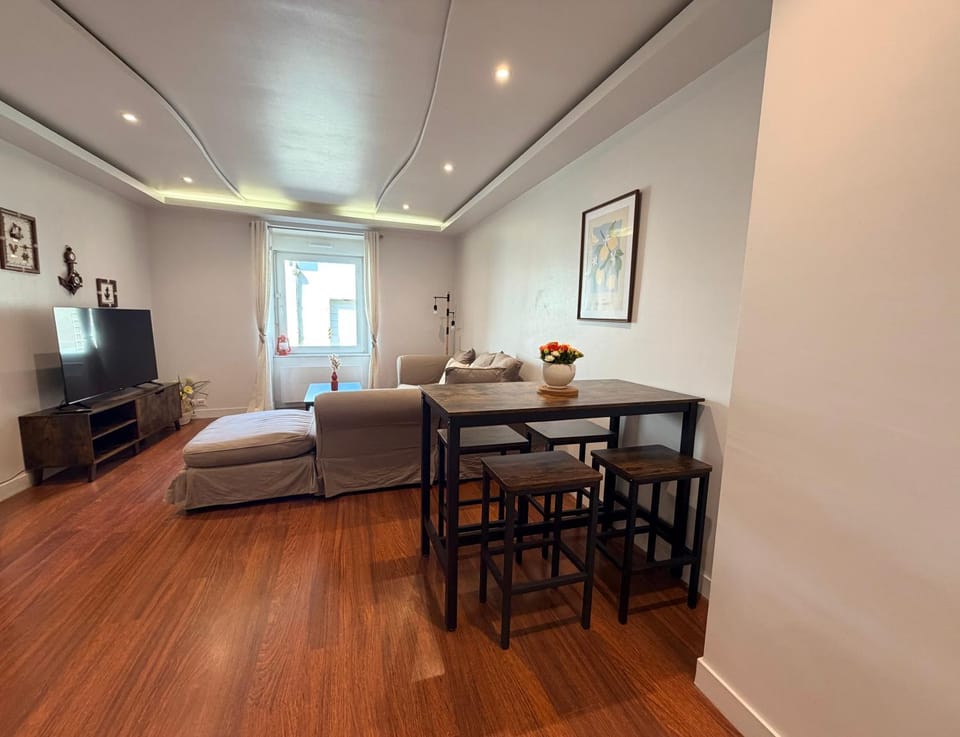 Meals, Dinner, children, Family, furniture, heating, internet, storage, towels, washing machine