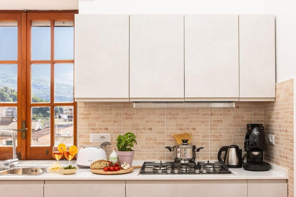 Coffee/tea facilities, Kitchen or kitchenette, Food and drinks, stove