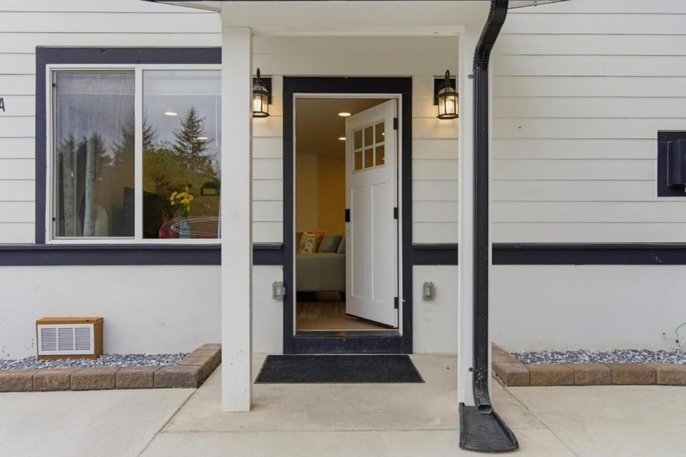 Spacious 5BR Home Parking 10 min Airport House in Burien