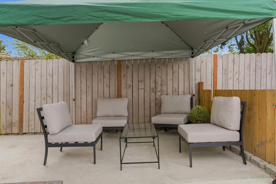 Spacious 5BR Home Parking 10 min Airport House in Burien
