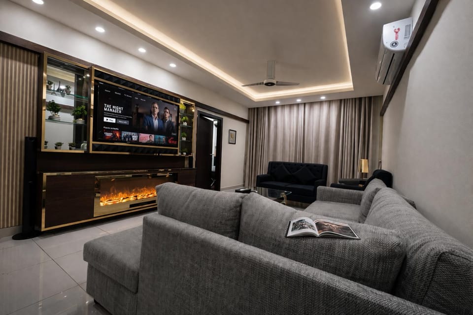 TV and multimedia, Living room, Seating area, Evening entertainment, fireplace