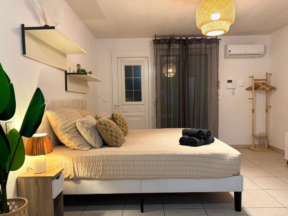 Bed, Living room, air conditioner