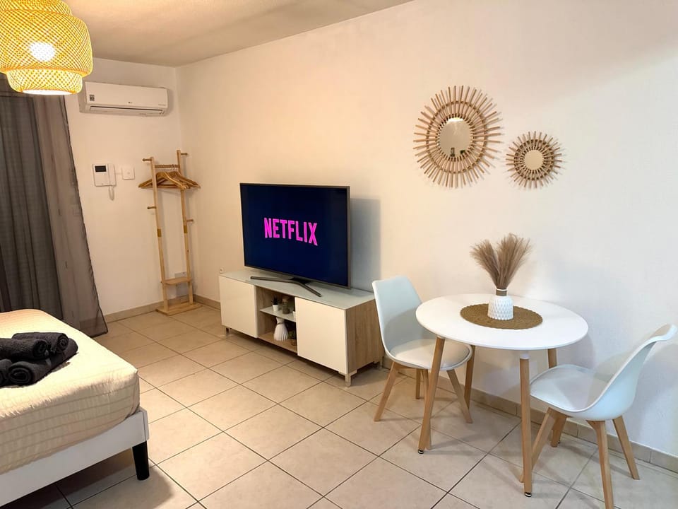 Bed, TV and multimedia, Living room, Dining area, air conditioner