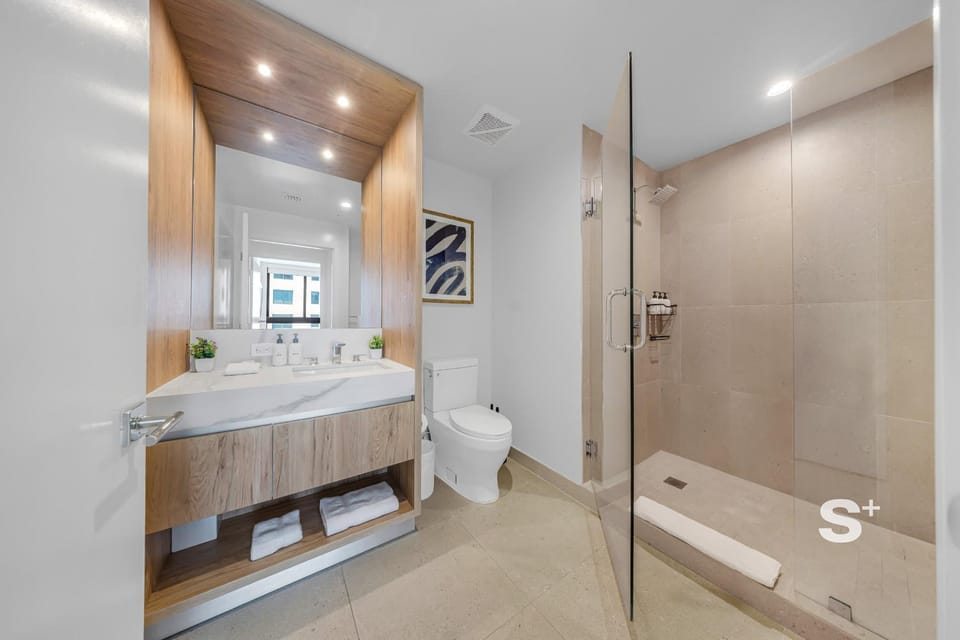 Skyline Views 1BR in The Crosby - Rooftop pool House in Miami