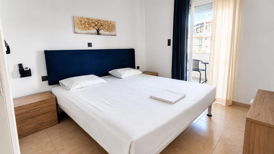 Bed, TV and multimedia, Bedroom, air conditioner