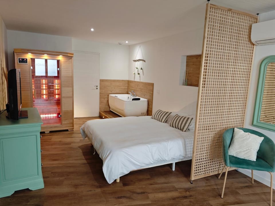 Bed, Hot Tub, Sauna