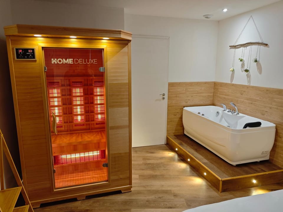 Hot Tub, Sauna