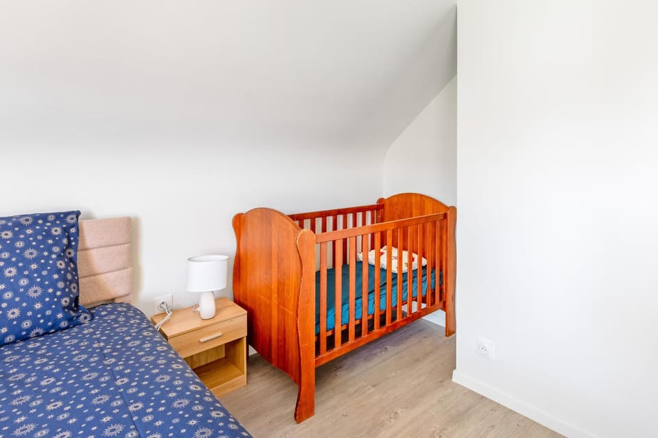 Bedroom, cot