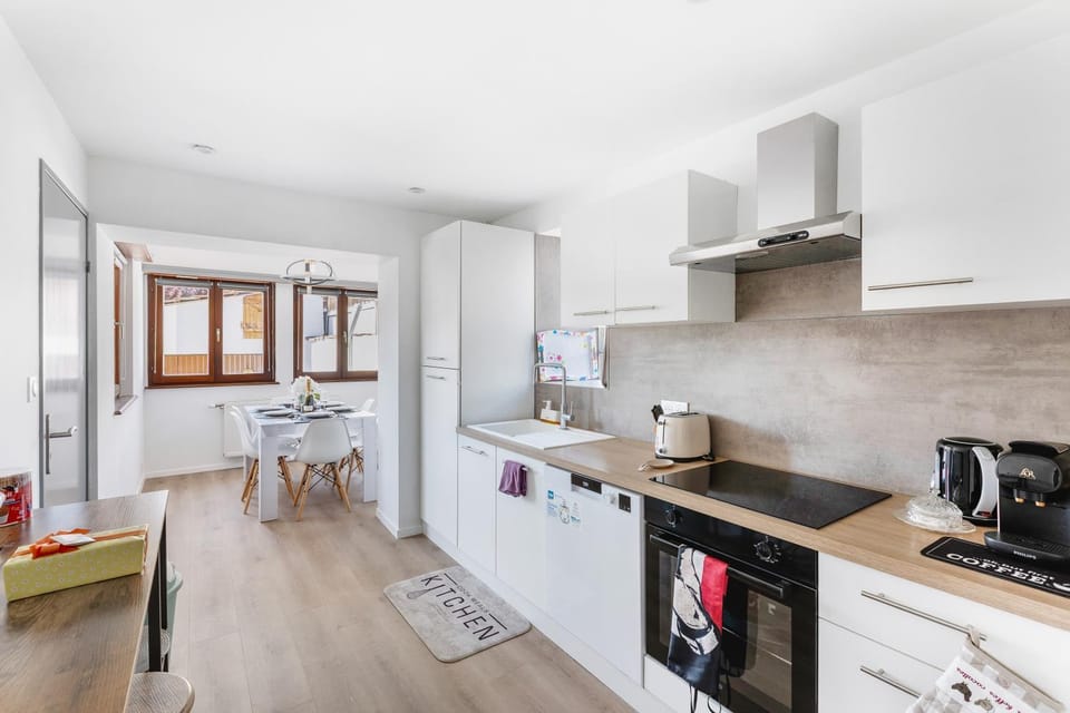 Coffee/tea facilities, Dining area, dishwasher, oven, stove, toaster