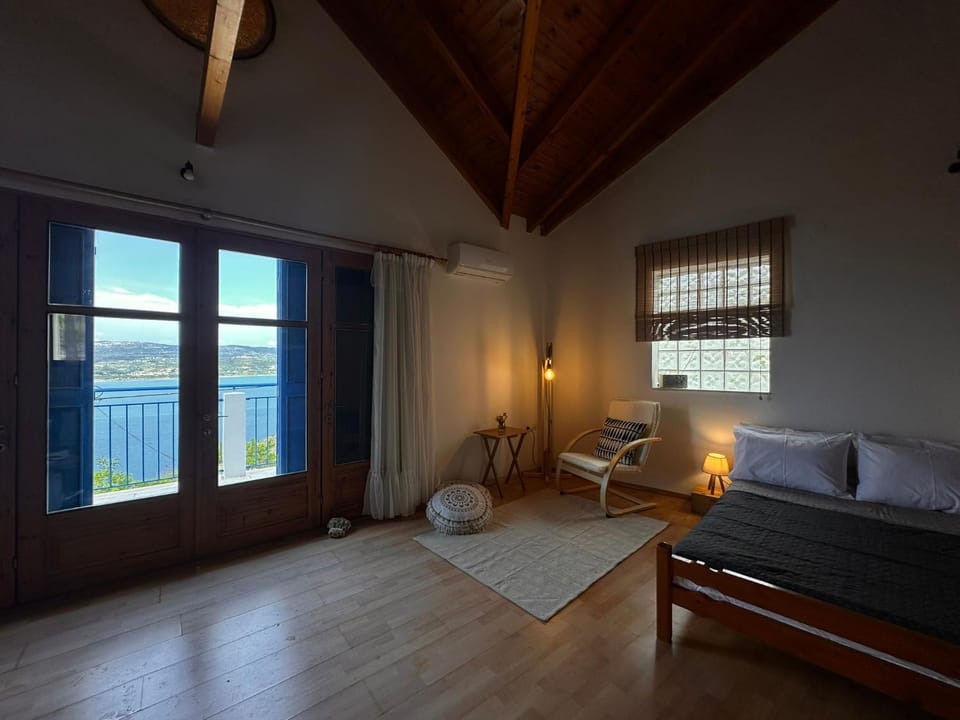 Bed, Living room, Photo of the whole room, Seating area, Bedroom