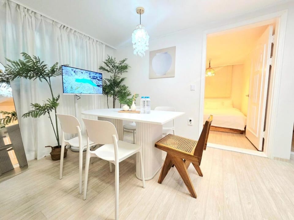 TV and multimedia, Living room, Seating area, Dining area