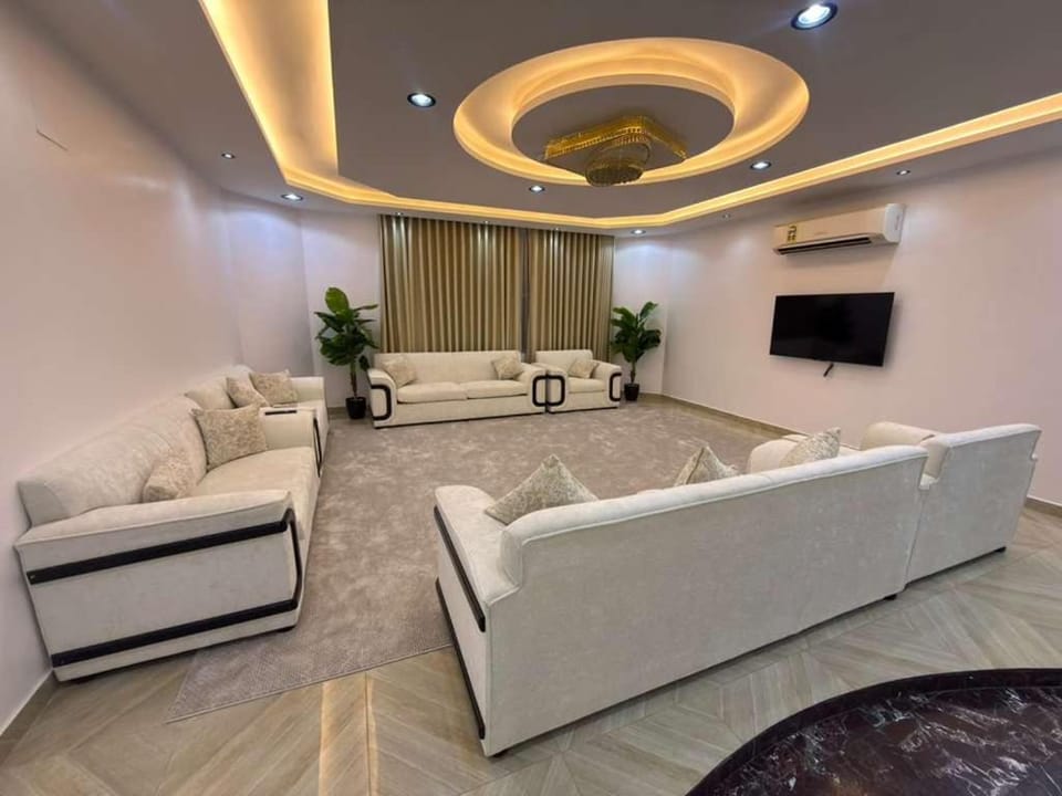 Aurion Grand Villa - 12BR Estate with Rooftop - Uhud Views & Private Elevator Villa in Medina