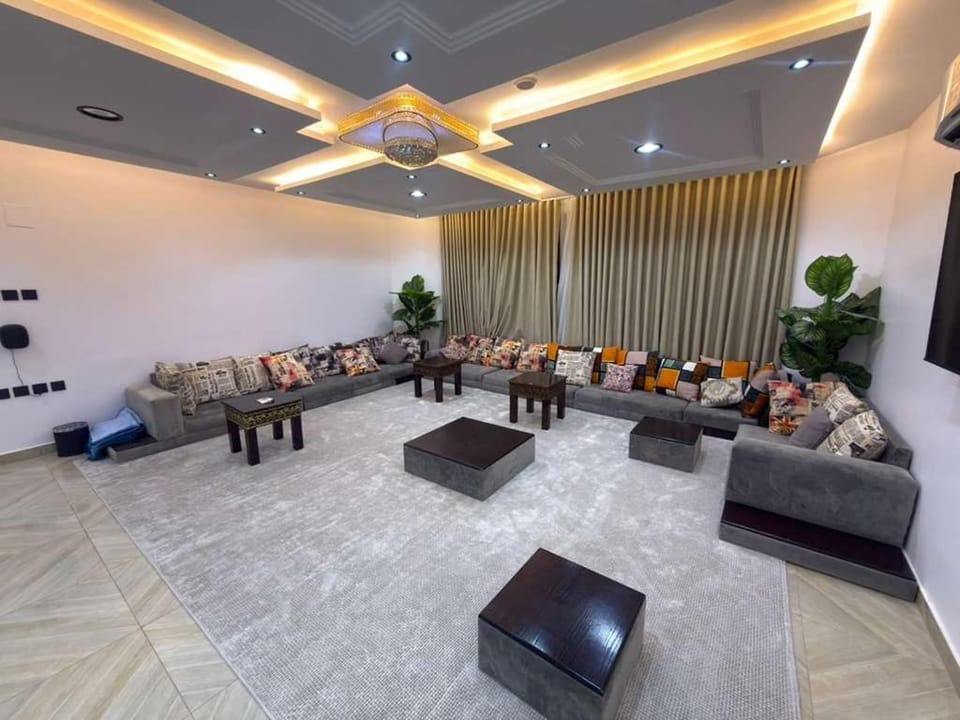 Aurion Grand Villa - 12BR Estate with Rooftop - Uhud Views & Private Elevator Villa in Medina