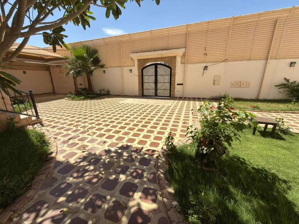Aurion Grand Villa - 12BR Estate with Rooftop - Uhud Views & Private Elevator Villa in Medina