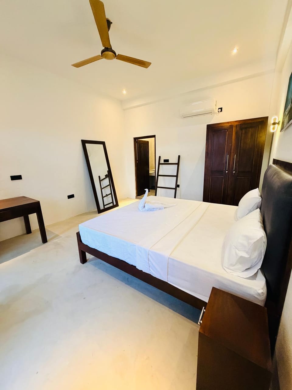 Bed, Bedroom, towels