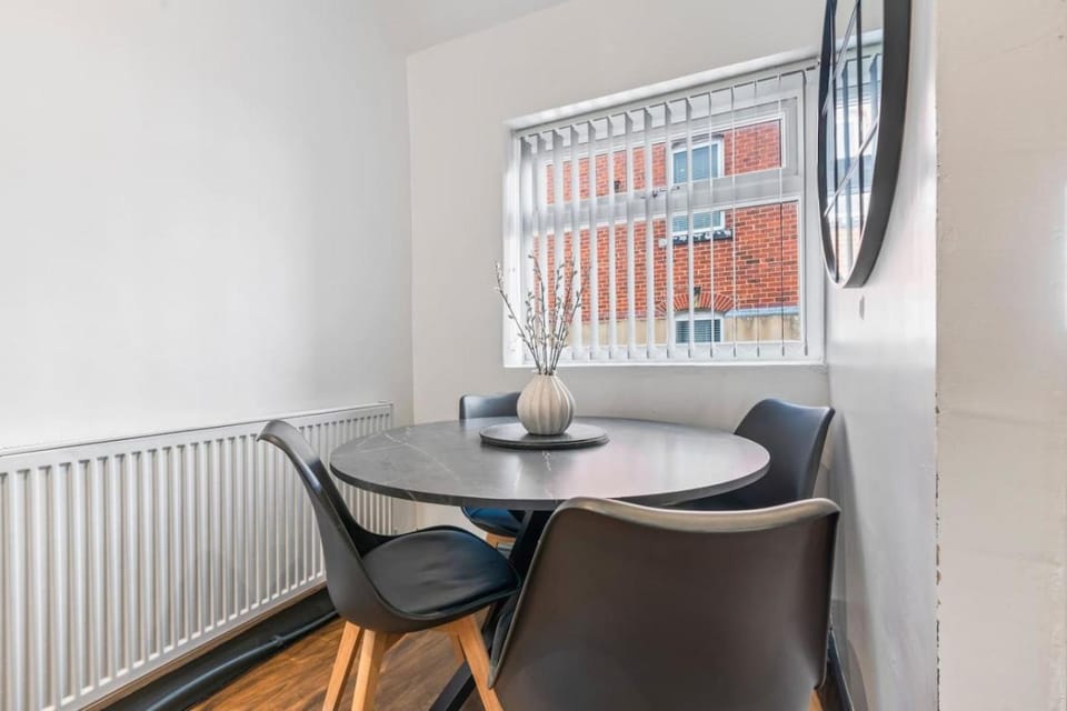 Group-Friendly, Sheffield Flat, sleeps 6 Apartment in Sheffield