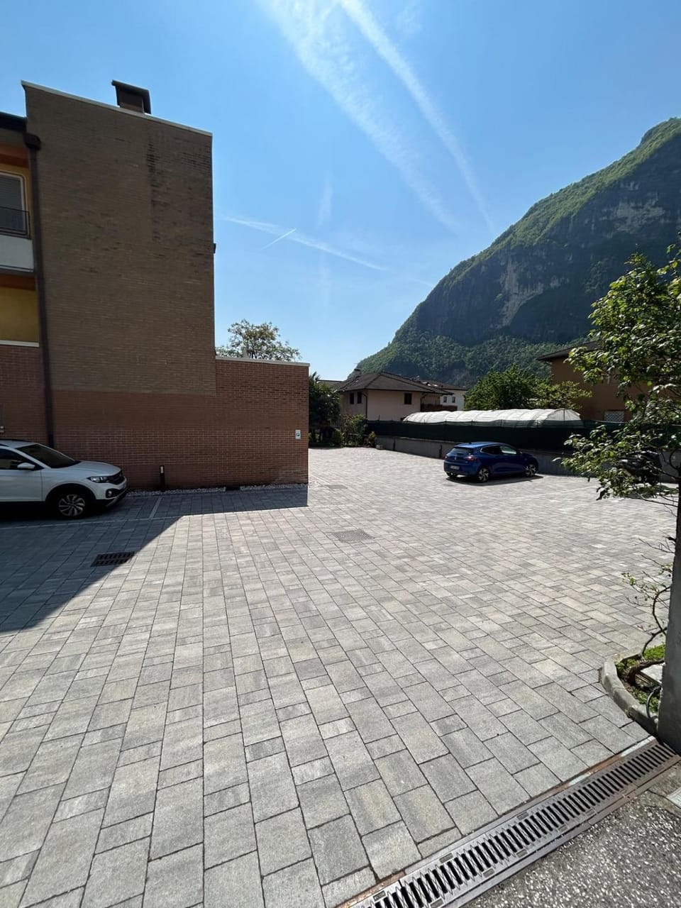 Property building, Mountain view, Parking