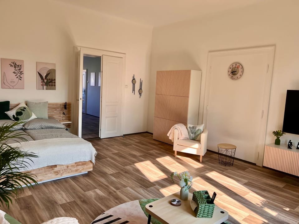 Library, Living room, Photo of the whole room, Kids's club, Animals, Bedroom, Street view, Area and facilities, children, group of guests, Family, furniture, internet, internet
