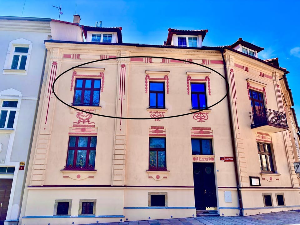 Property building, Facade/entrance, Animals, Pets, Garden view, Street view, young children, older children, group of guests, Family