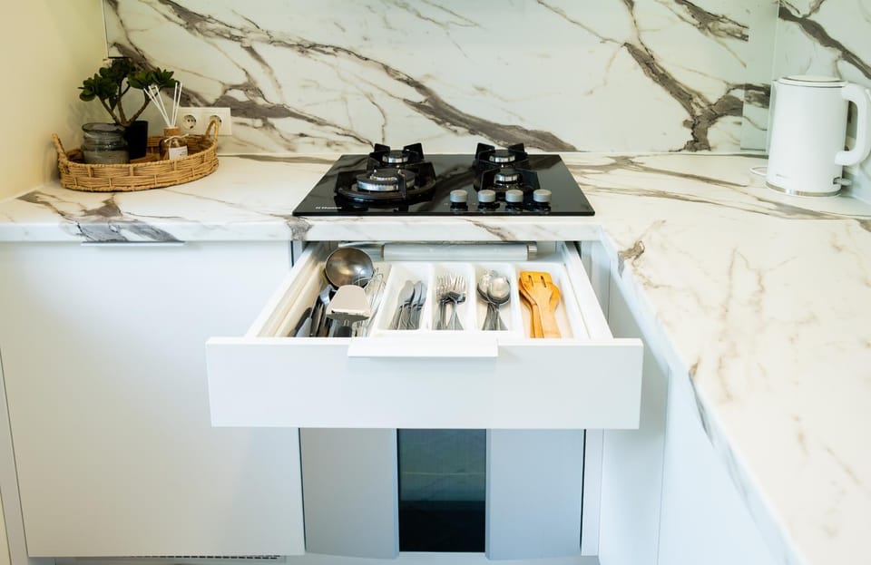 Coffee/tea facilities, Kitchen or kitchenette, stove