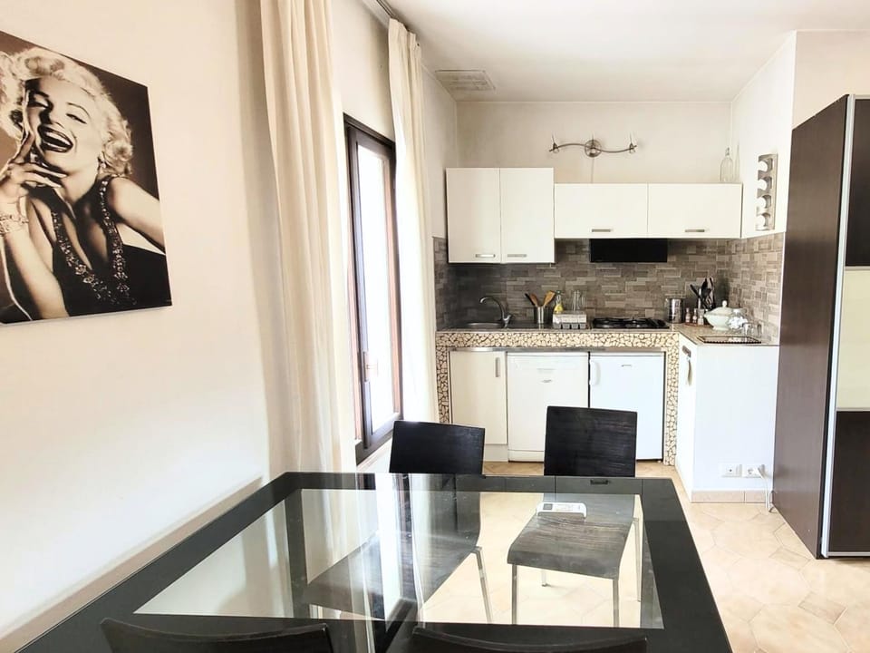 CV021 - Cervia, monolocale con terrazzo in ottima posizione Apartment in Cervia