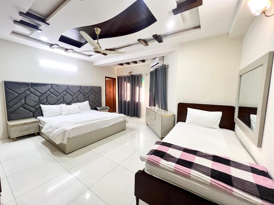 Communal lounge/ TV room, Bed, TV and multimedia, Photo of the whole room, Bedroom, towels, air conditioner