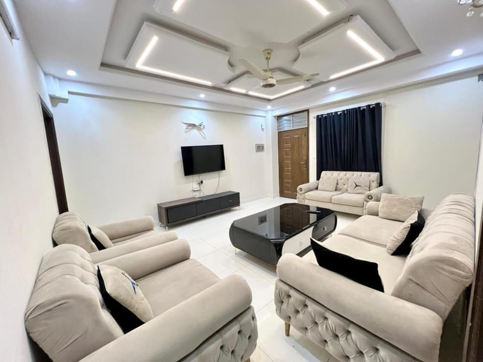 Communal lounge/ TV room, TV and multimedia, Living room, Seating area, Evening entertainment, air conditioner