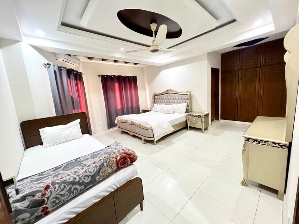 Bed, TV and multimedia, Photo of the whole room, Bedroom, wardrobe, air conditioner
