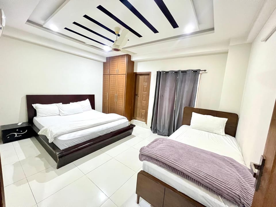 Bed, TV and multimedia, Photo of the whole room, Bedroom, towels, wardrobe
