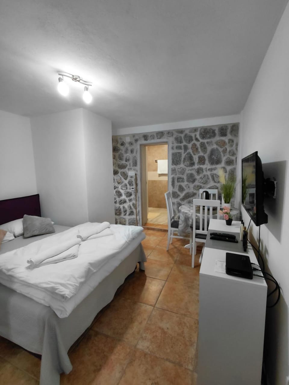 Bed, TV and multimedia, Bedroom