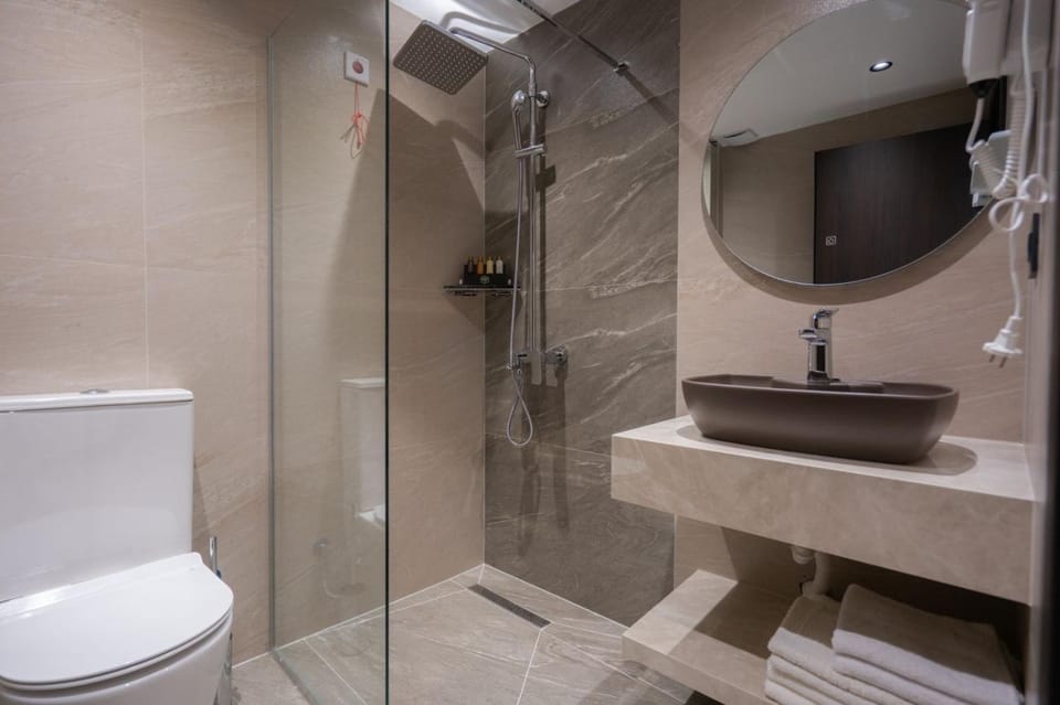 Shower, Toilet, Bathroom, towels