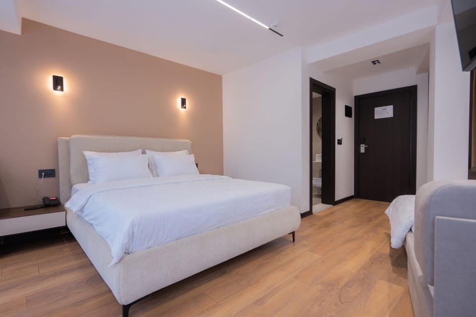 Bed, TV and multimedia, Bedroom, wardrobe