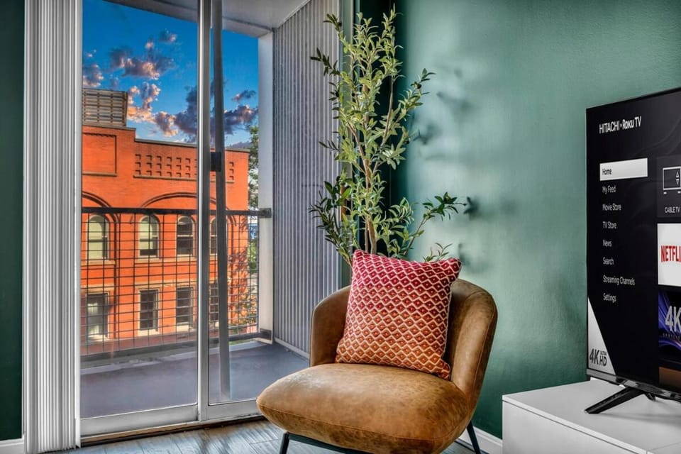 Flats, Kingsize Bed, Balcony, Parking, Gym Apartment in Ohio City