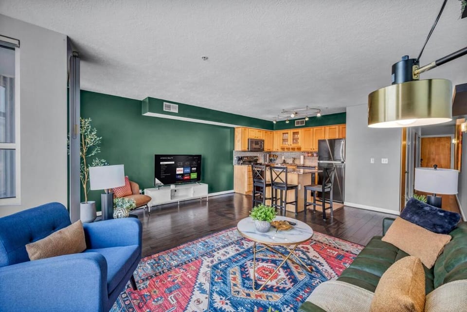 Flats, Kingsize Bed, Balcony, Parking, Gym Apartment in Ohio City